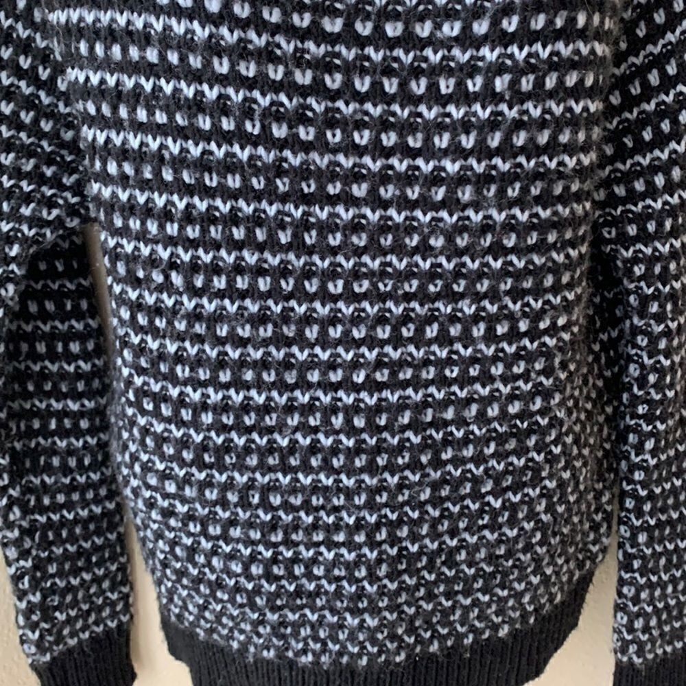 Black Sweater Wool Blend Drop Shoulder American Eagle women's medium - Picture 3 of 9